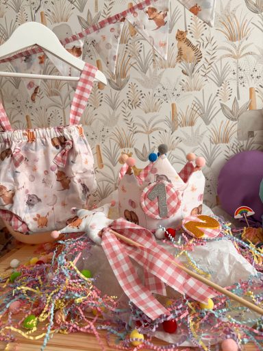 Pack cumpleaños infantil Conjunto de ropa infantil rosa con corona, varita y confeti colorido.